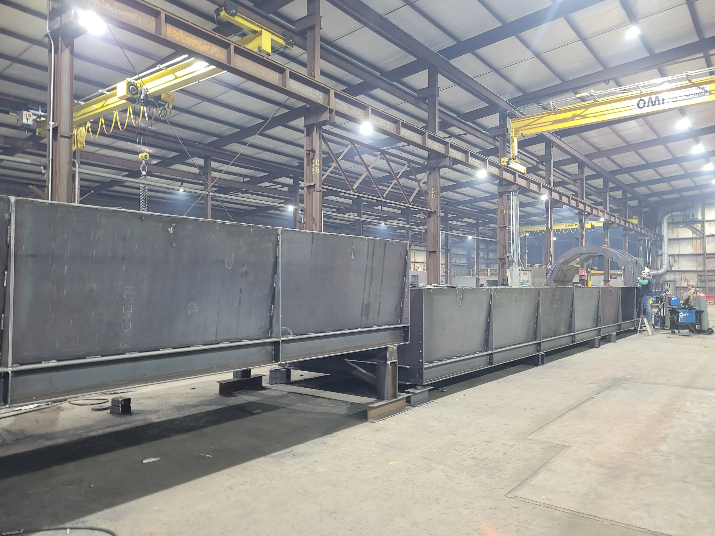 Roundwood drum debarking system