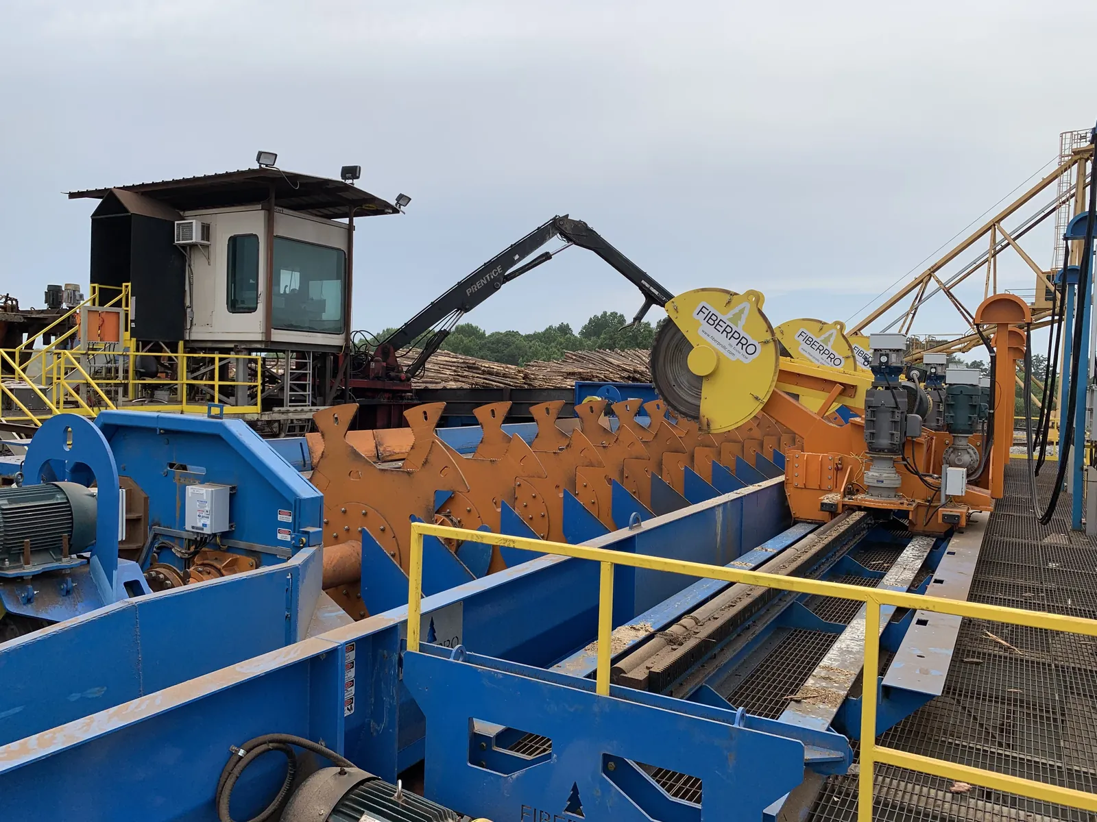 Traveling saw carriages on the Interfor log trimmer line