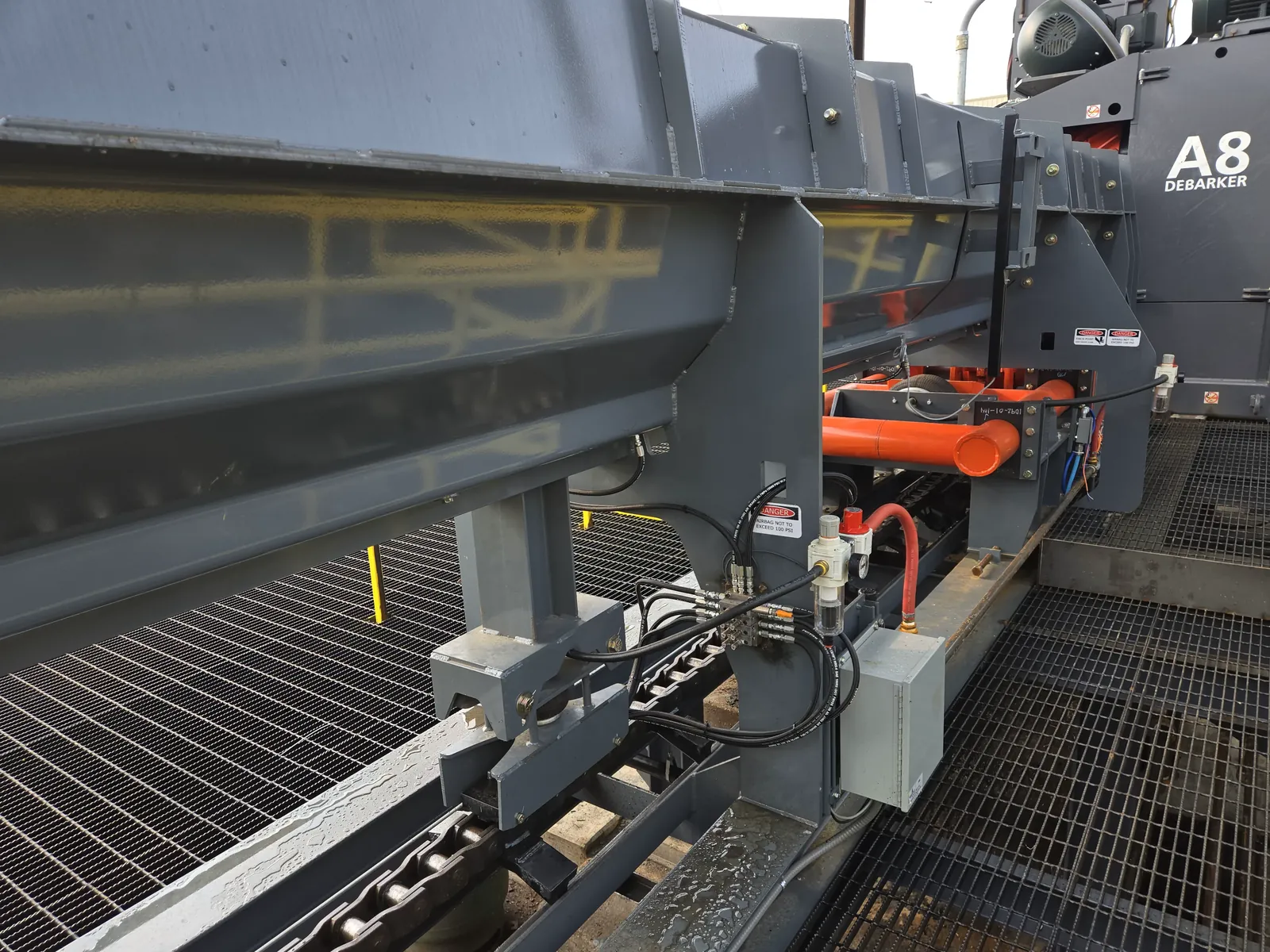 Automatic chain lubrication and take-up assembly at the base of the scan chain conveyor