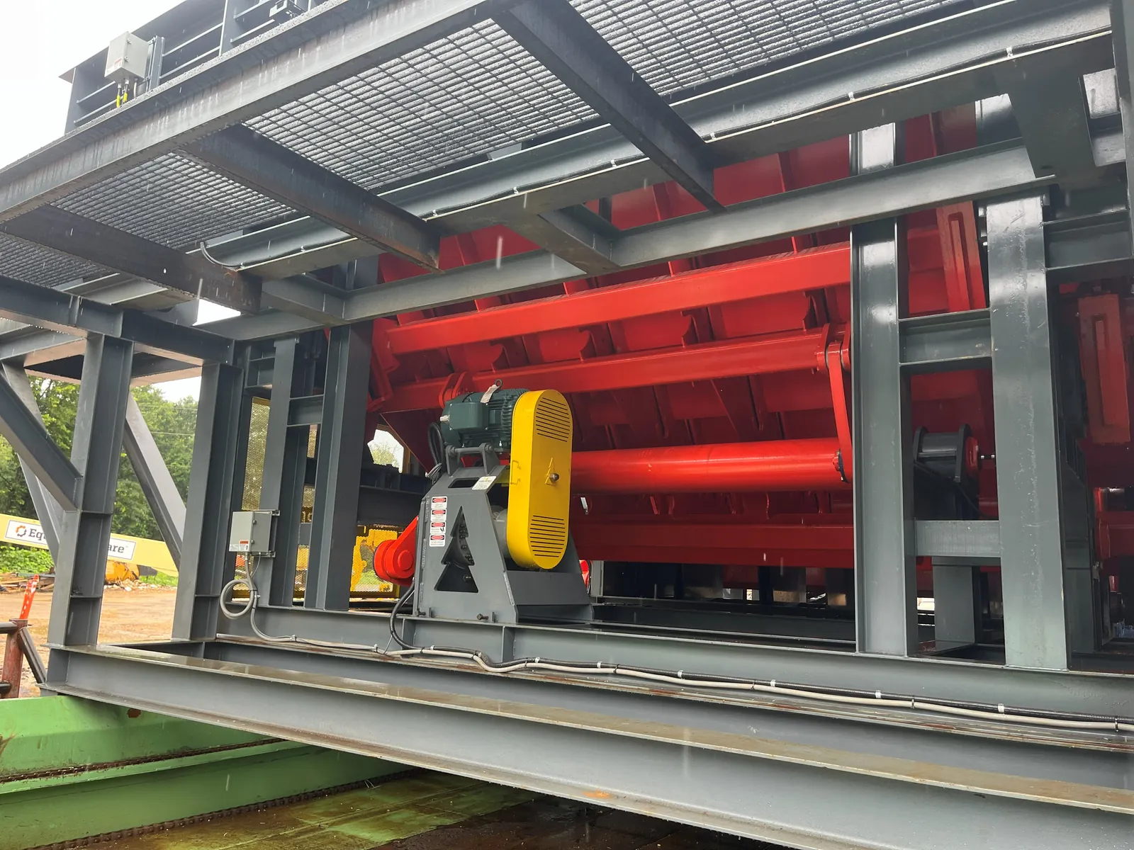 Step feeder drive and pivot tube beneath the shelves