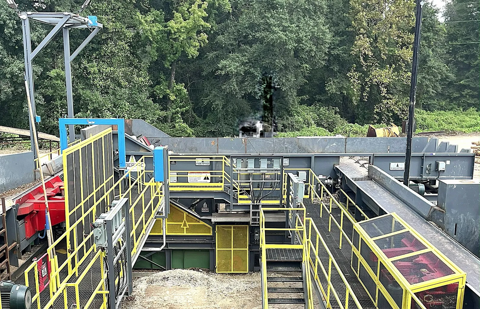 Step feeder installation with service walkways