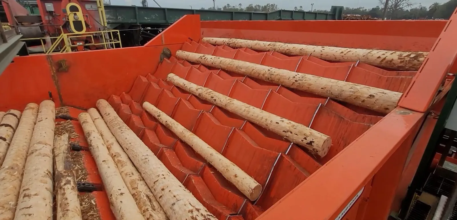 Logs climbing a step feeder