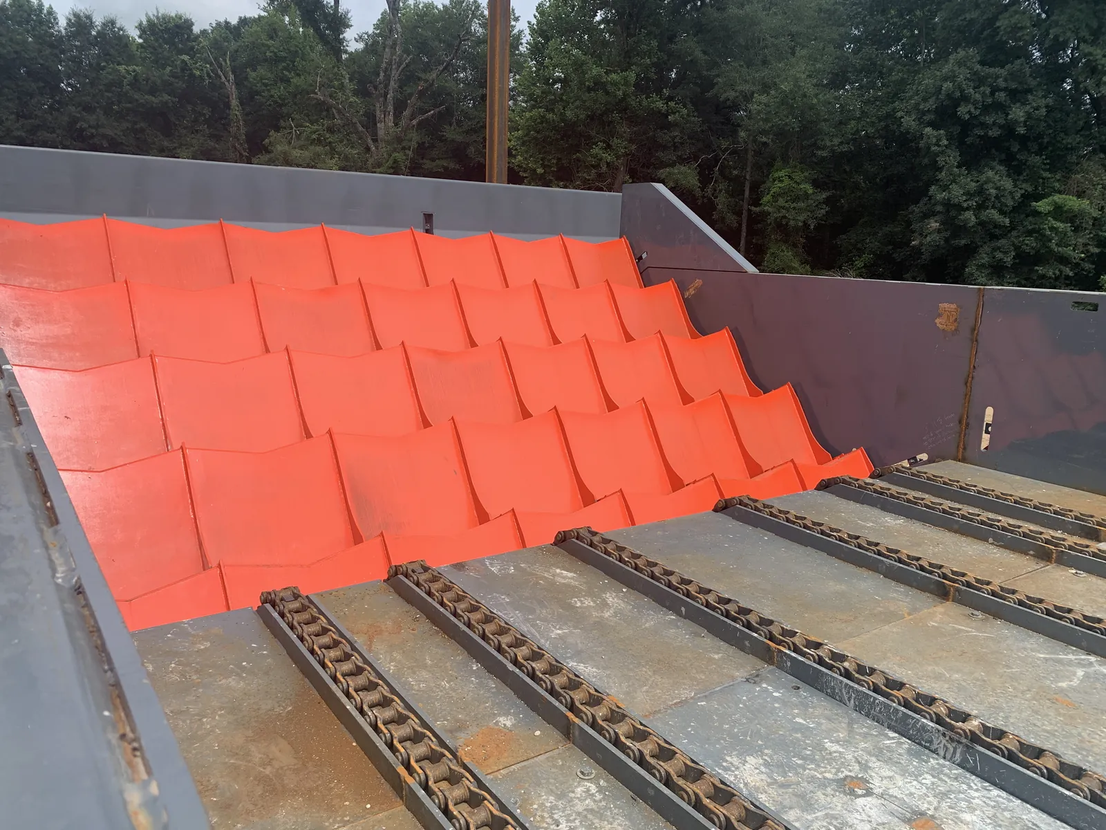 Step feeder shelves above the infeed chains