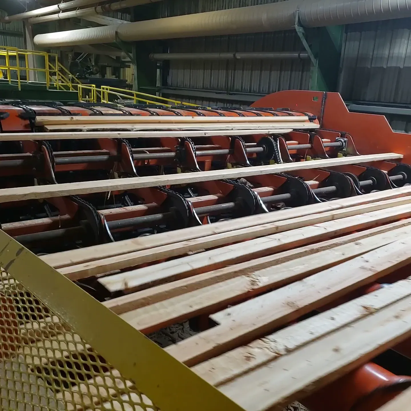 Screw rolls even-ending lumber ahead of the boardfeeder