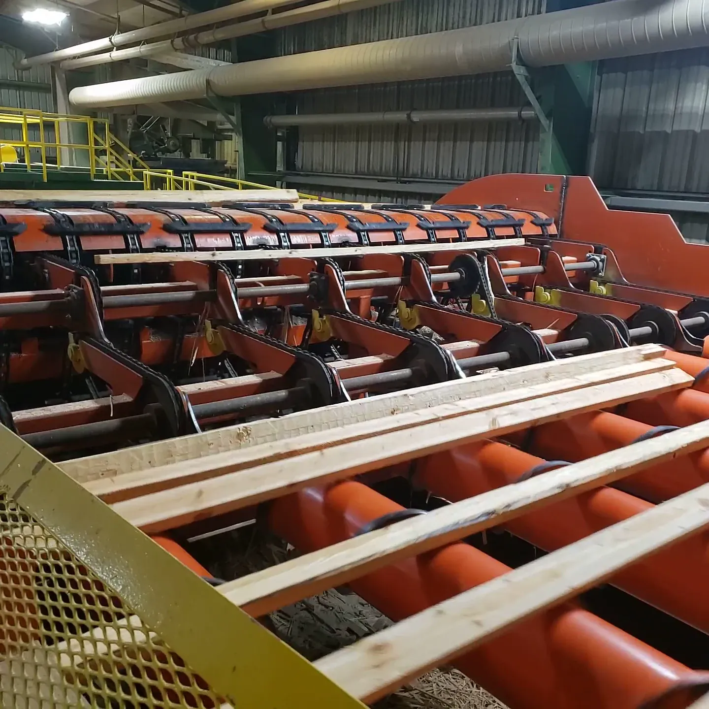 Dual speed-up chains metering mixed-product lumber to a single layer