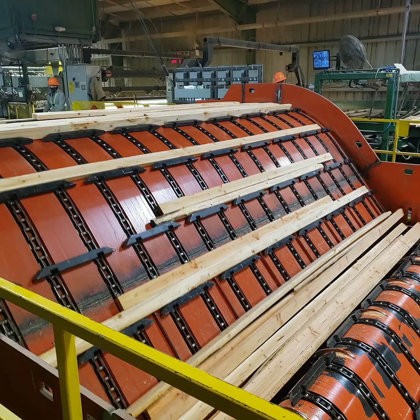 FiberPro dual unscrambler breakdown bed at Southport Wood Products